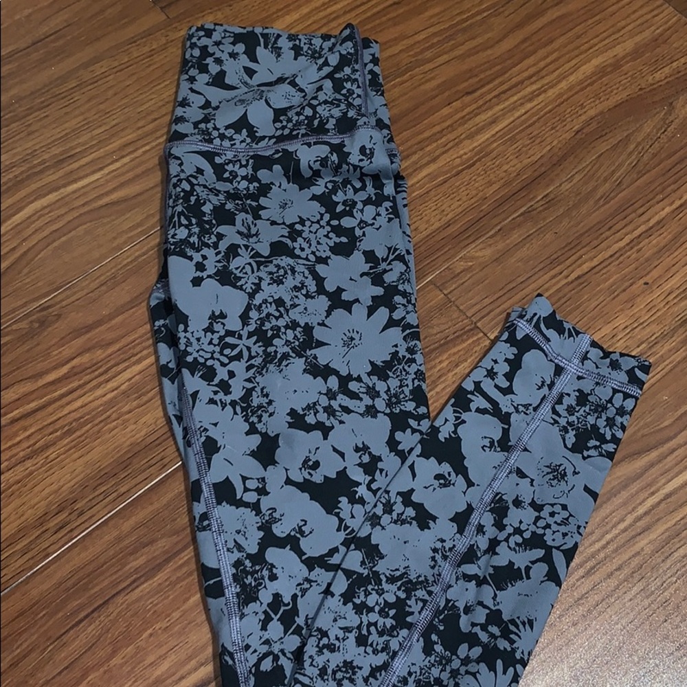 BNWOT Black & Gray Floral Lululemon Leggings🖤🌟